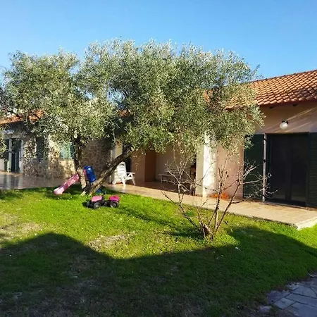 Detached House In With Garden Сasa de vacaciones *