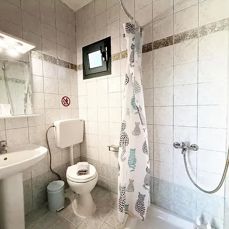 Detached House In With Garden Сasa de vacaciones *