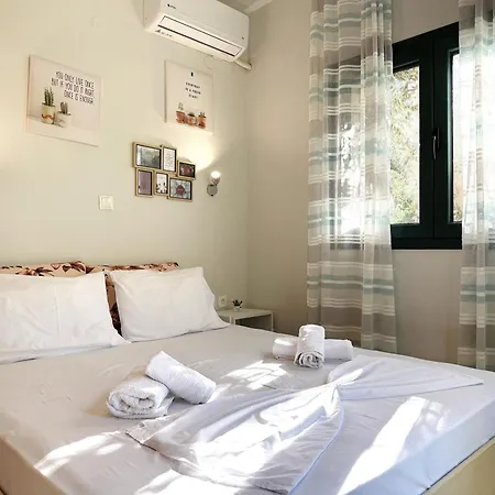 Detached House In With Garden Сasa de vacaciones *