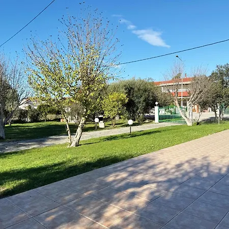 Сasa de vacaciones Detached House In With Garden