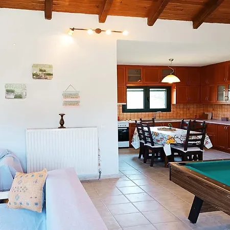 Detached House In With Garden Ferienhaus