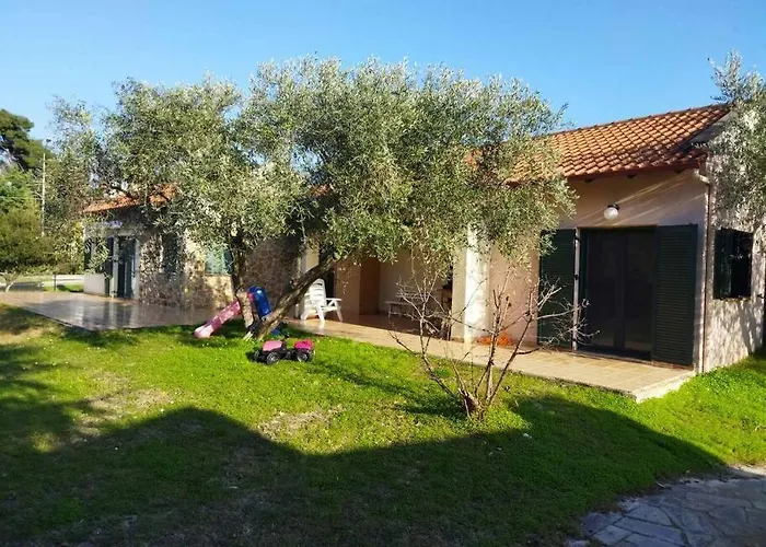 Detached House In With Garden Hébergement de vacances *