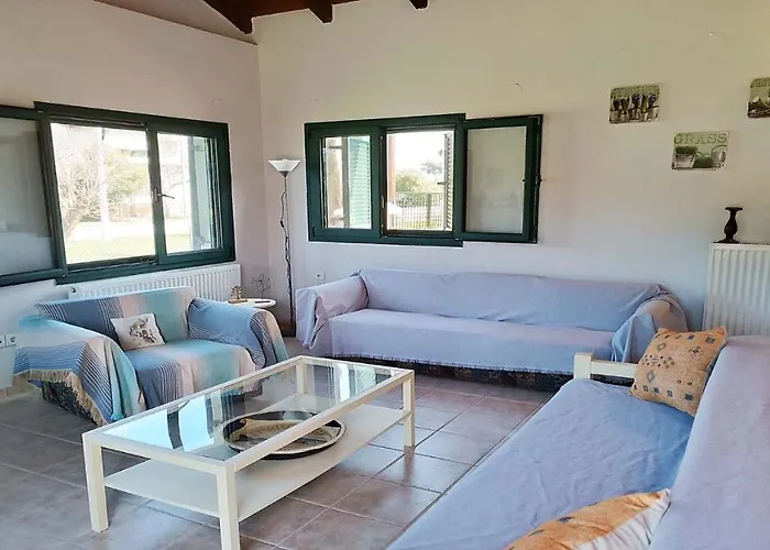 Detached House In With Garden Hébergement de vacances *