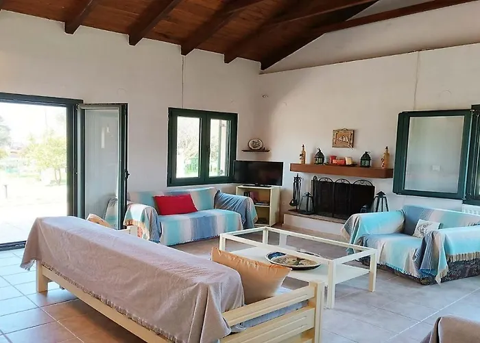 Vakantiehuis Detached House In With Garden Pefkochori