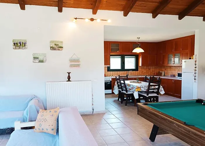 Detached House In With Garden Vakantiehuis