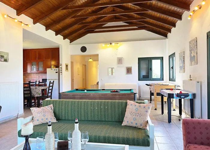 Detached House In With Garden Pefkochori