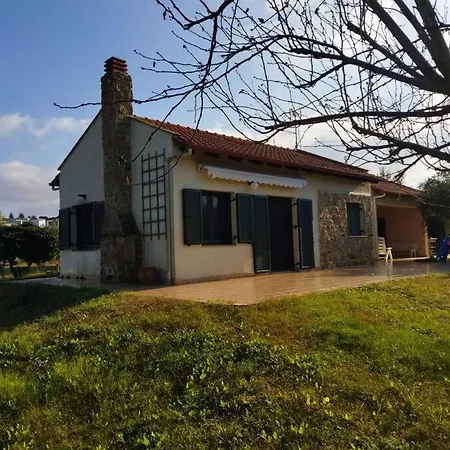 Detached House In With Garden Σπίτι διακοπών