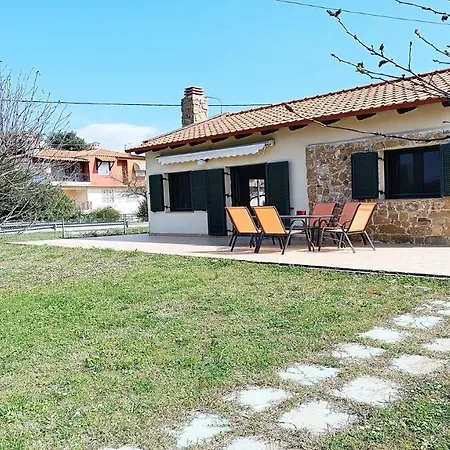 Detached House In With Garden Σπίτι διακοπών *