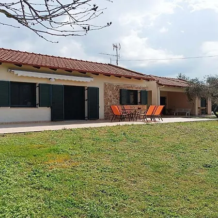 Detached House In With Garden בית נופש פפקוהורי